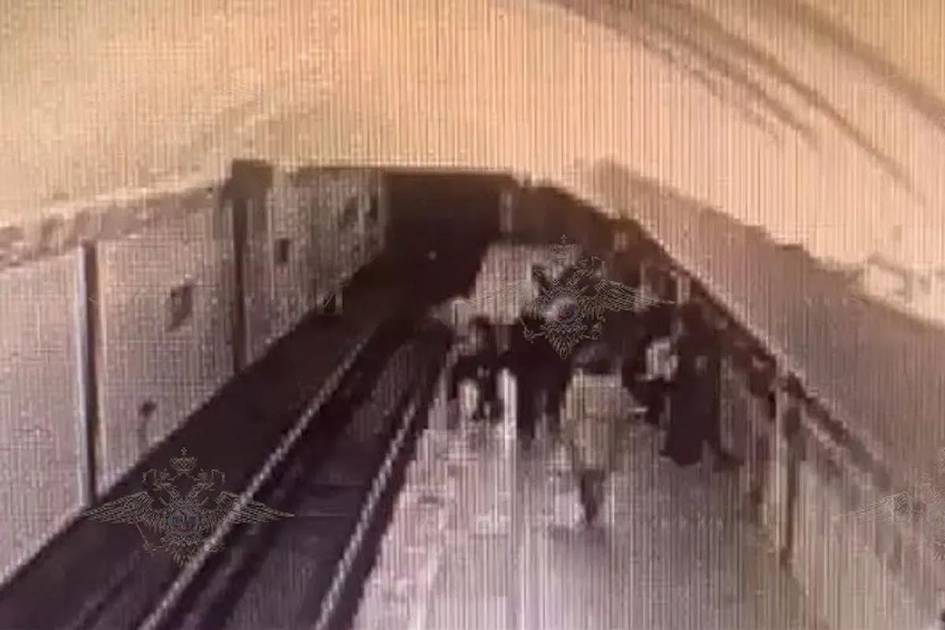 Москвадаги метрода аёл 13 яшар қизчани рельсга итариб юборди (видео)